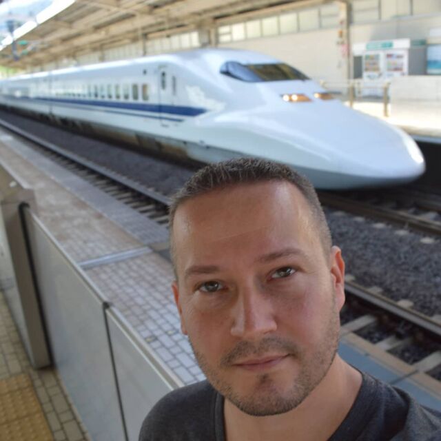 Japánban Atami vasútállomáson készítettem ezt a képet. Mögöttem egy szupergyors Shinkansen érkezett az állomásra. Mivel bakancslistás volt nekem egy ilyen vonattal utazni, így a Tokió és Atami közötti szakaszon kipróbáltam. Te utaztál már vele? Vagy kipróbálnád? 😊