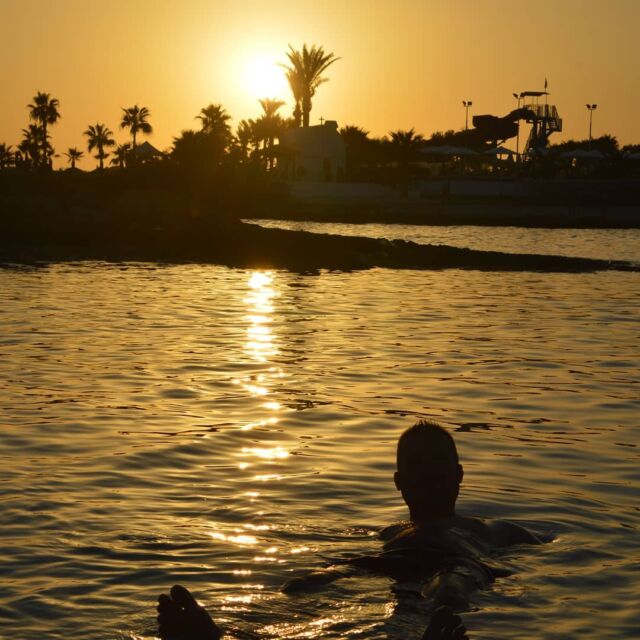 Ciprus talán legszebb strandja a Nissi Beach, mely a sziget délkeleti részén Ayia Napa-nál található. Ha szeretsz bulizni akkor ez a strand a te helyed 😊 Szinte egész nap szól hangosan a zene a parton, táncolnak az emberek a tengerben és koktélokat iszogatnak. A kép naplementekor készült rólam, ahogy fekszem a sekély vízben. Buliznál ezen a strandon? 😊
